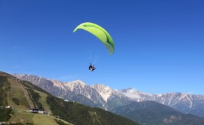 1）体験型のお礼の品：長野県白馬村　パラグライダー浮遊体験